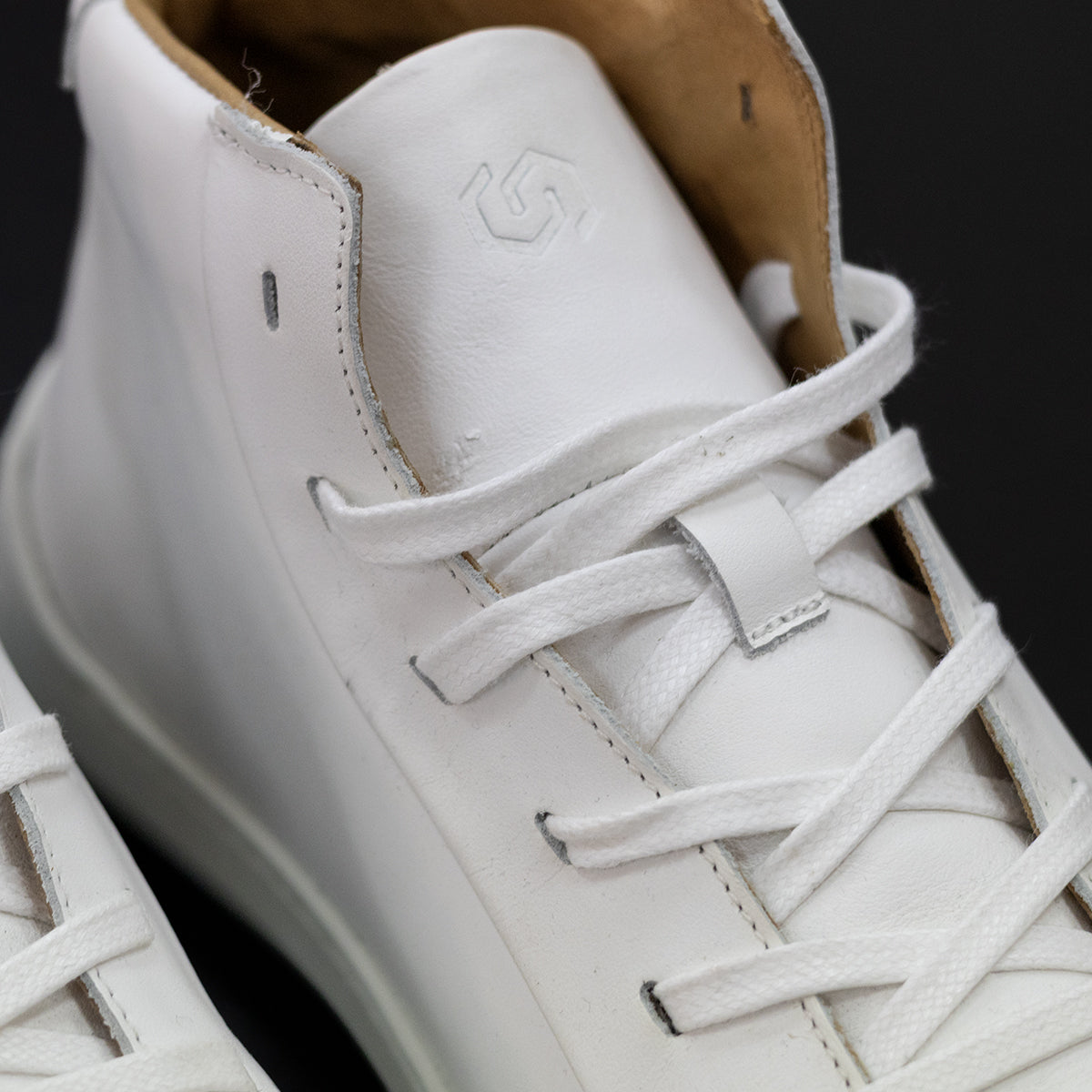 Moonwalker High Top White – zachraň botu