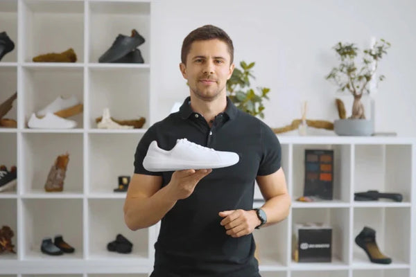 Klesly prodeje i výroba. My ale nekončíme, hlásí ponožkoboty Skinners a vysvětlují červená čísla
